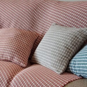 Cojínes decorativos de varios colores sobre un sofá