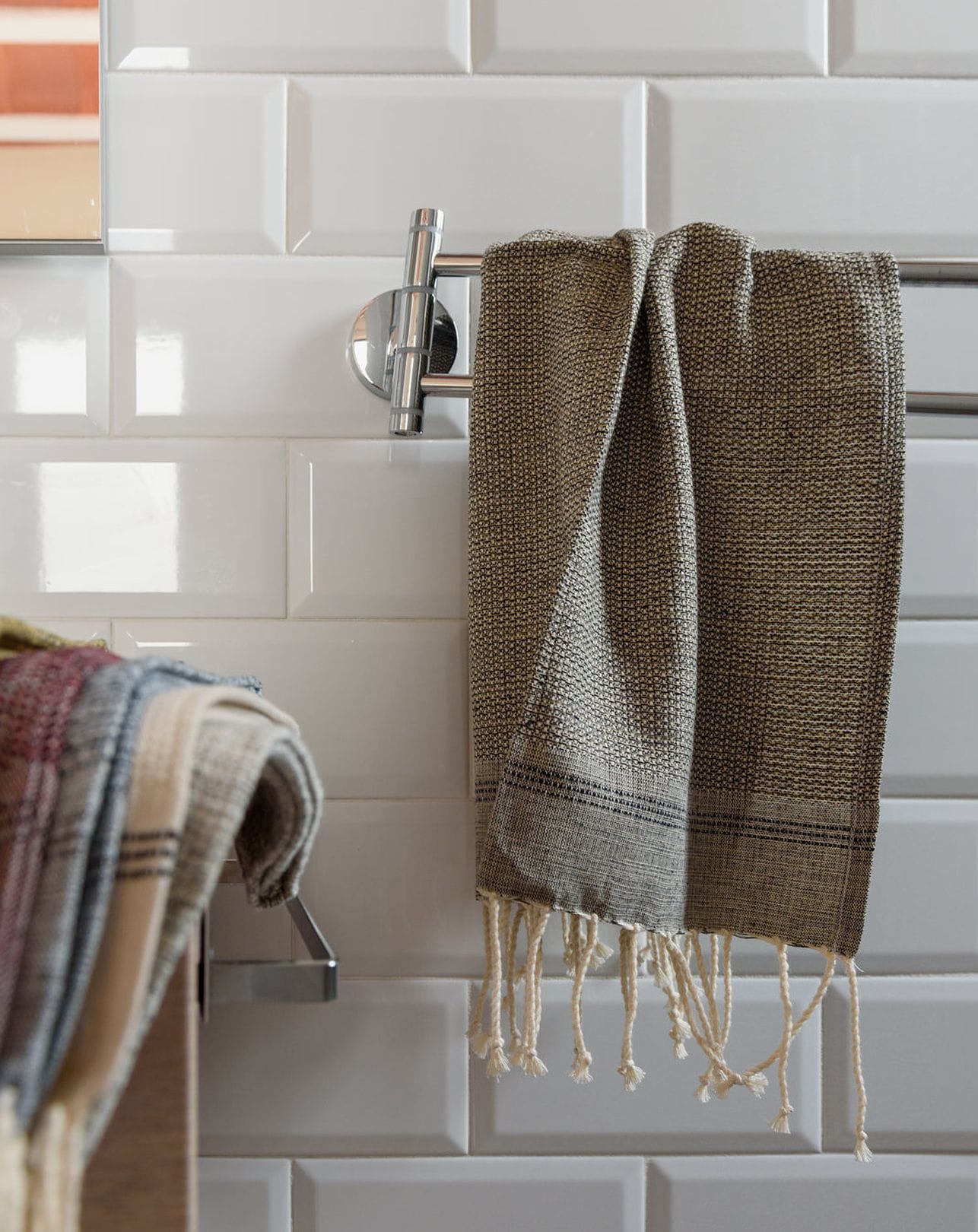Pequeña toalla marrón para invitados en el cuarto de baño