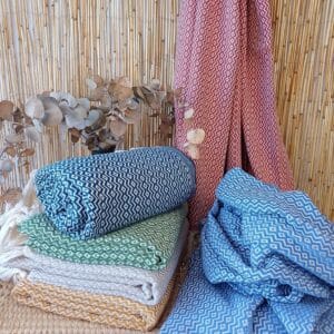 6 toallas turcas de diferentes colores colocadas sobre una silla