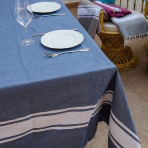 Fouta cuadrada azul utilizada como mantel de mesa.