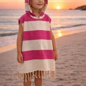 El poncho Málaga combina tradición artesanal y diseño veraniego para ofrecer una prenda práctica, ligera y fácil de llevar durante todo el verano.