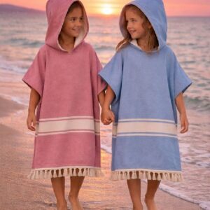 El poncho Authéntica acompaña todas las aventuras estivales con comodidad, funcionalidad y estilo natural.